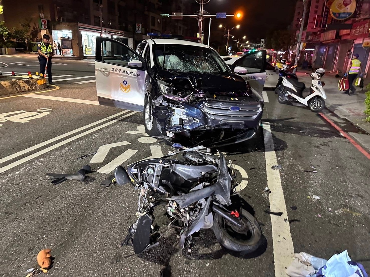 男子騎車違規拒檢，一路逆向、闖紅燈，最後自撞警車落網。 圖：警方提供