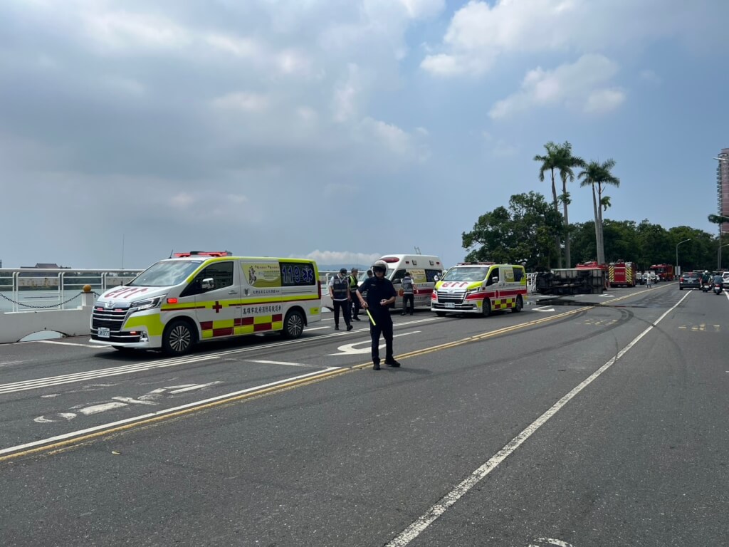 28歲郭姓男子21日上午駕駛小貨車沿高雄市鳥松區文前路行駛，疑似過彎時不慎失控，擦撞對向機車。（高雄市政府警察局仁武分局提供）