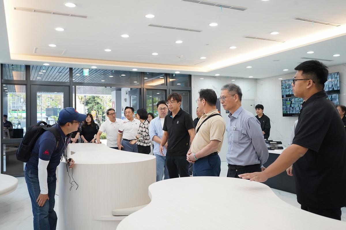 國家住宅及都市更新中心今（22）日接待韓國濟州特別自治道議會環境城市委員會代表團，參訪中央興辦社宅首案「萬華安居」。 圖：國家住宅及都市更新中心提供