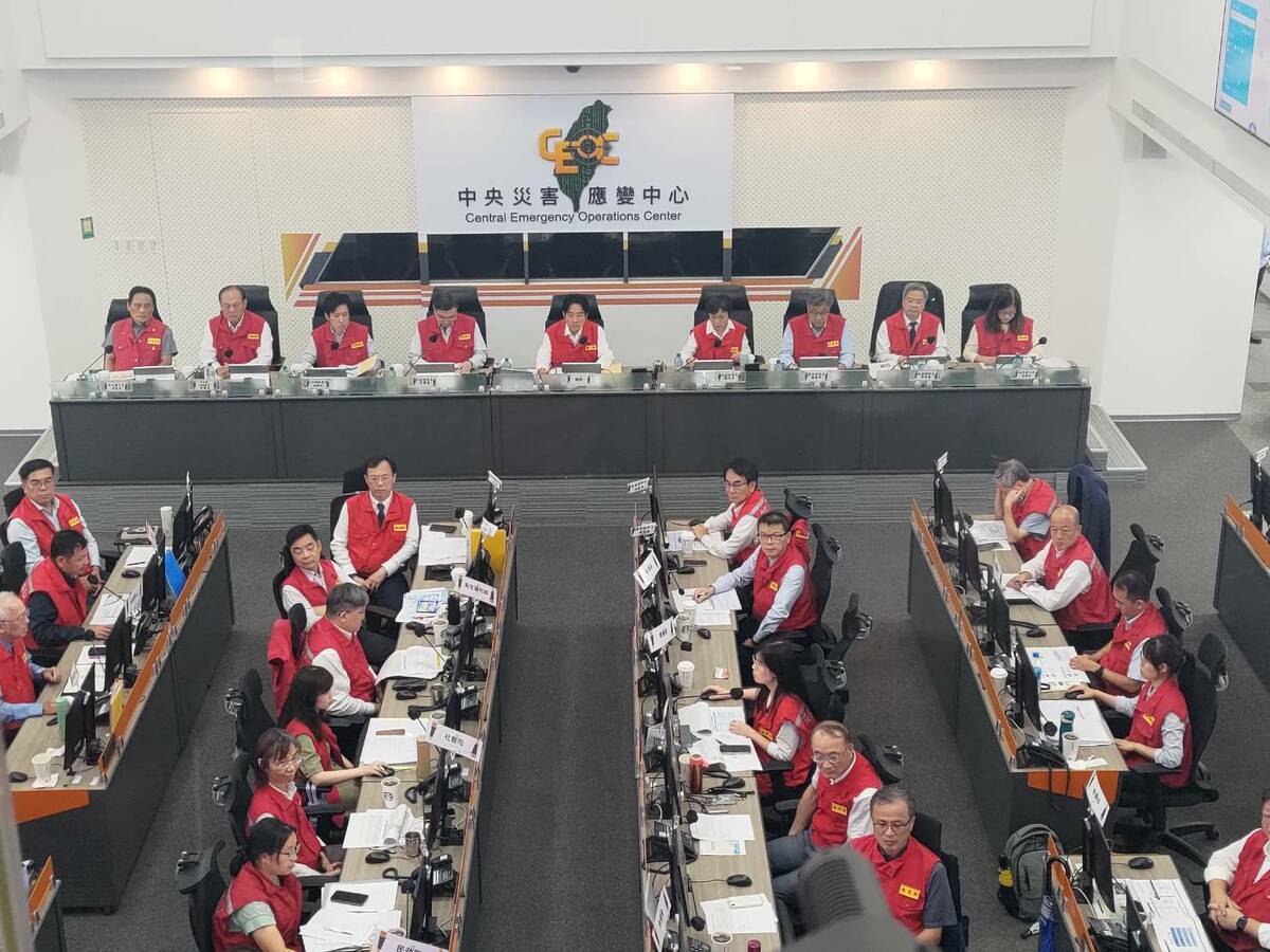 行政院長卓榮泰今（23）天早上更改行程，轉赴中央災害應變中心關切花蓮馬太鞍溪堰塞湖水位持續升高，上午可能發生溢流情況。（資料照片） 圖：中央災害應變中心提供