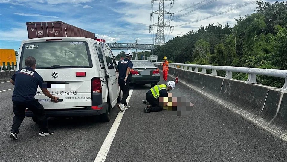 國道3號一輛自小客車疑似因爆胎失控，自撞後起火燃燒，所幸後方大車駕駛英勇救人阻止悲劇。 圖：民眾提供