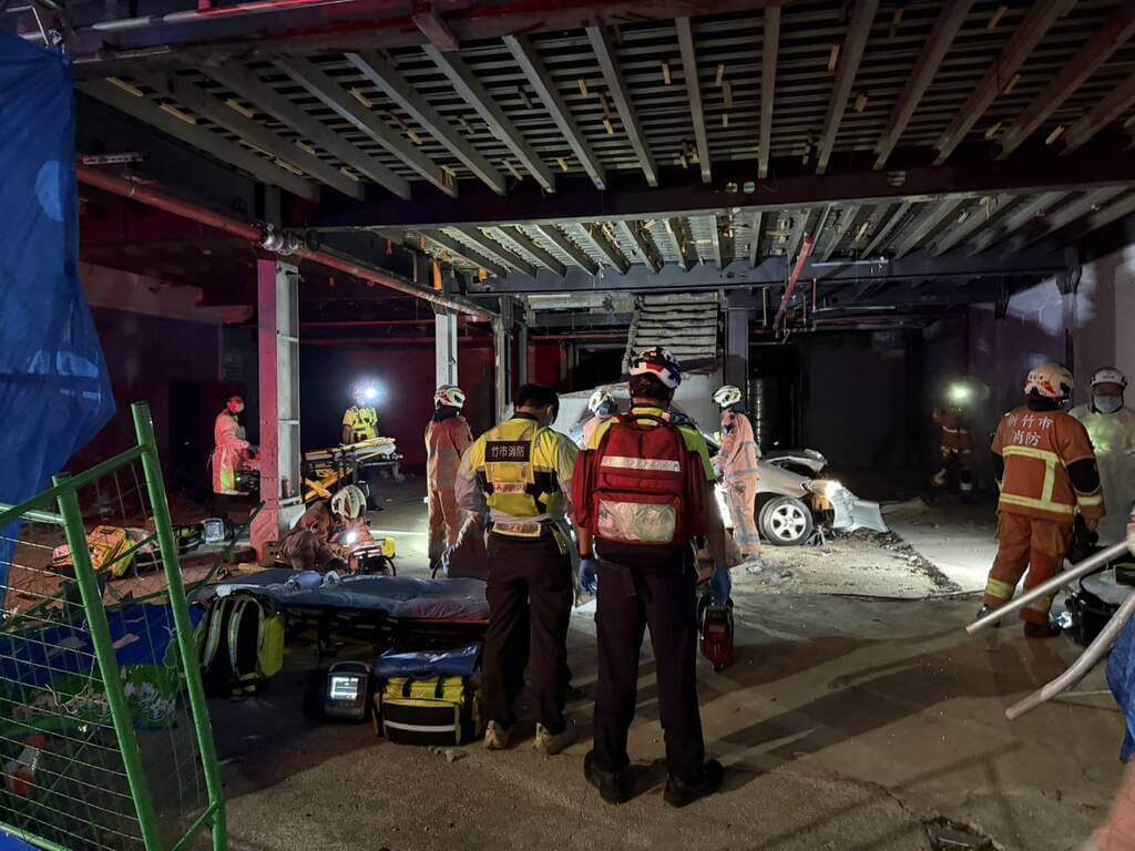 新竹市區21日凌晨2時許發生死亡車禍，初步判定是自小客車自撞經國路上住宅工地，造成4死1傷。（民眾提供）