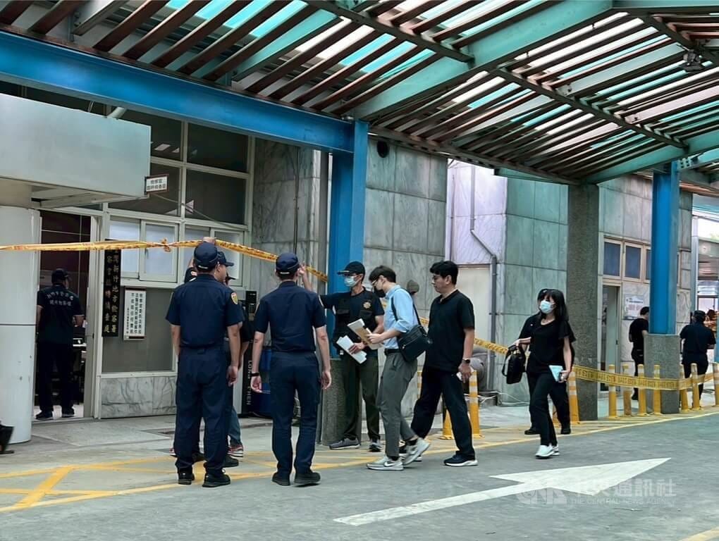 新竹市區發生死亡車禍，初步判定是自小客車行至經國、東大路口後，疑因車速過快，自撞經國路上住宅工地；警方22日報請檢察官相驗，以釐清4名死者死因。中央社記者郭宣彣攝　114年9月22日