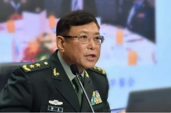 然而，解放軍中將何雷出席 2025 香山論壇時表示，即使台海爆發衝突，解放軍也能使用常規武器達成侵略台灣的目標，「根本不需動用新型武器」。 圖：翻攝自 騰訊網 劍哥的思政課