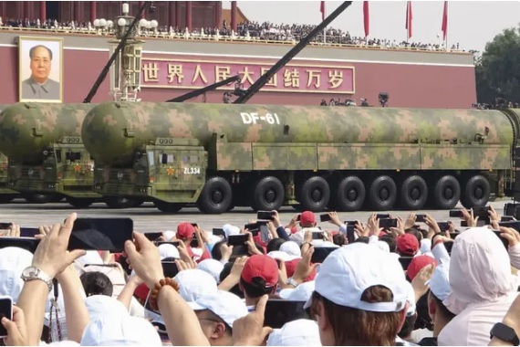 中國舉辦「九三閱兵」，大量展示解放軍的新型武器。 圖：翻攝自 騰訊網 劍哥的思政課