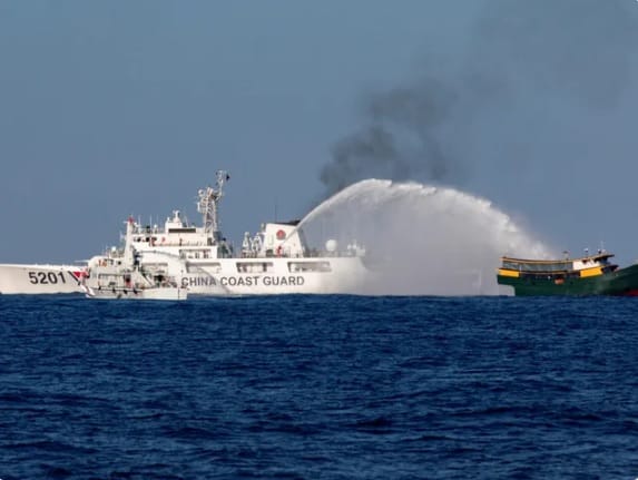 美國若攻委內瑞拉，中國解放軍恐在南海、台海趁機生事。圖為菲中南海衝突。 圖：翻攝自 騰訊網 劍哥的思政課