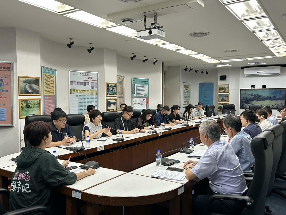 明年1月1日國家級美術館就要完成撥用，美術一館和農田水利署辦公廳舍的結合卻一直沒有進展，立委陳亭妃特邀文化局、市立美術館、農田水利署、市議員穎艾達利、陳怡珍共同探討如何取得雙贏的進展，並確認農田水利署嘉南管理處新辦公廳舍的規劃時程。 圖：陳亭妃服務處提供