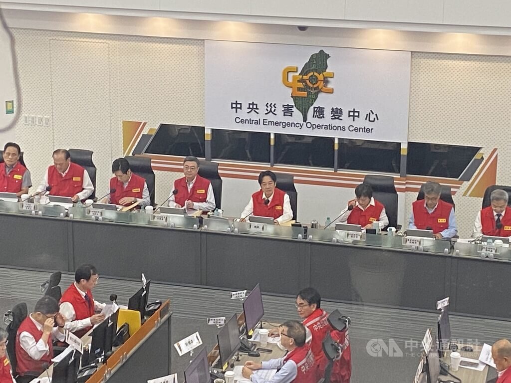 颱風樺加沙中央災害應變中心22日下午舉行第5次工作會報暨情資研判會議，總統賴清德（後右4）由行政院長卓榮泰（後左4）陪同到場視察，並聽取報告。中央社記者黃麗芸攝　114年9月22日