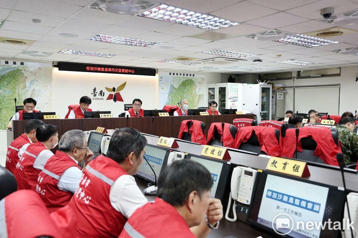 強烈颱風樺加沙正逼近台灣，今日發布陸上海上颱風警報。為因應颱風來臨，台南市政府昨日晚間開設3級災害應變中心，且於今日召開「樺加沙颱風第一次工作會議」。 圖：台南市政府/提供