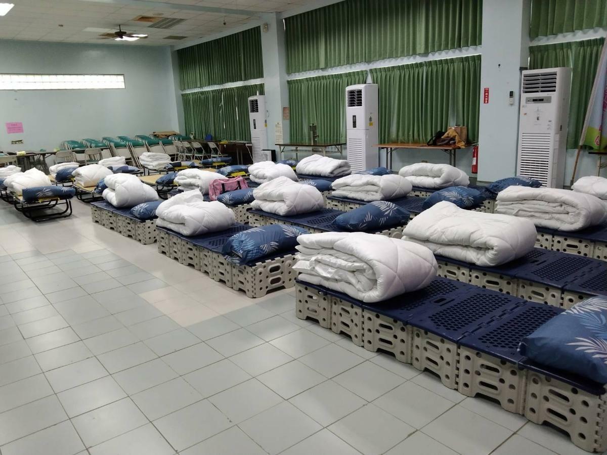 台南市各區公所整備就緒，公所大樓高樓層收容點按SOP完成佈設與設備測試，並同步啟用旅宿、宗教團體支援協議，形塑「就近、分流、可擴張」的收容網絡。 圖：台南市政府/提供