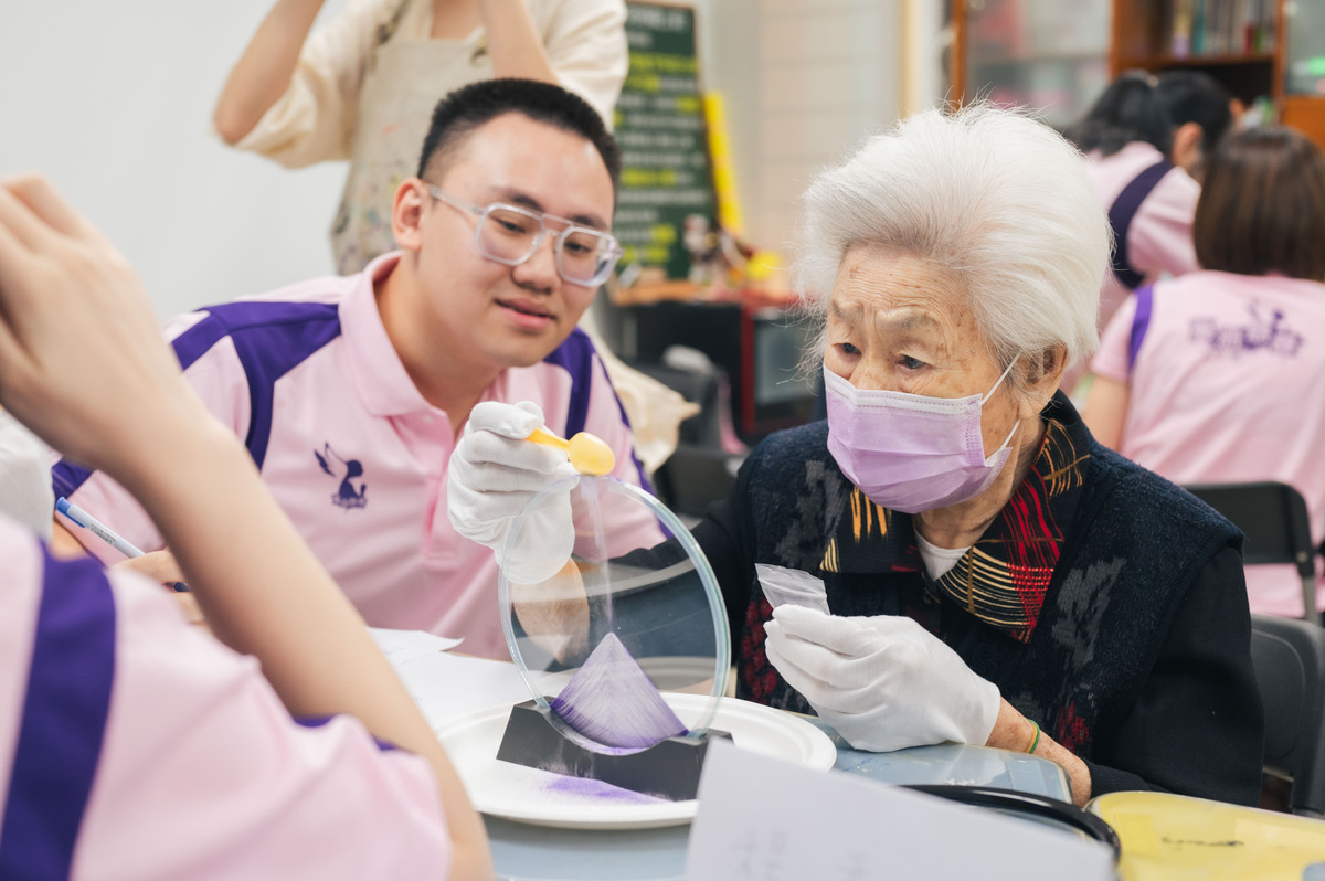 萬海慈善_朱崙老人公寓志工 圖：天河基金會提供