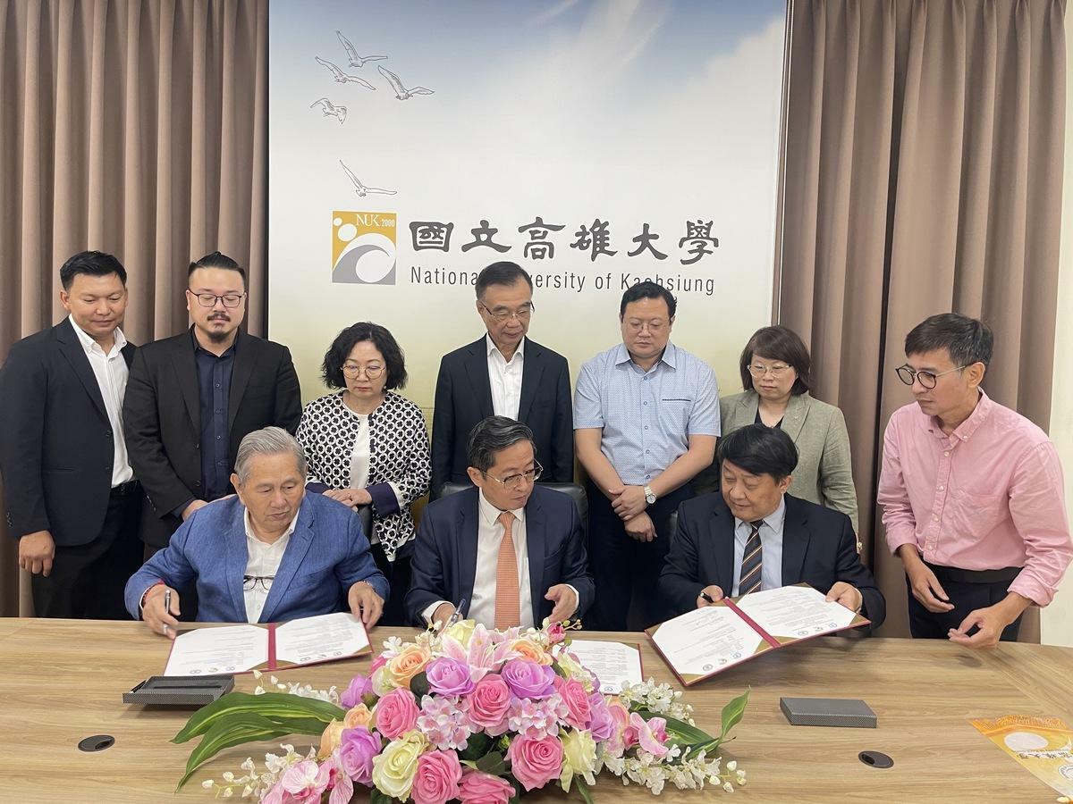 在莊啟旺(後排中)的推動下，冼文舉、Tran Kim Chung、陳啓仁(前排左至右)三方簽署「越南投資法律暨半導體科技」教育發展交流合作框架。 圖：冼文舉/提供