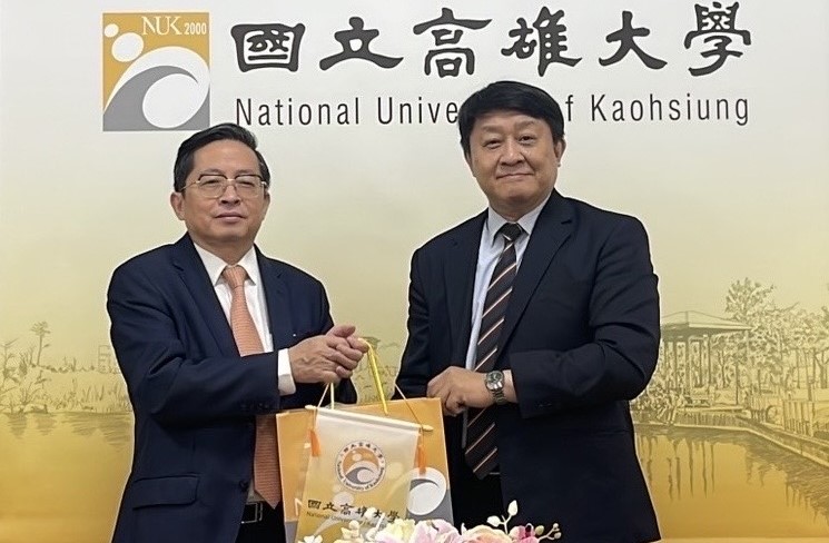 陳啓仁(右)致贈紀念品予Tran Kim Chung(左)。 圖：冼文舉/提供