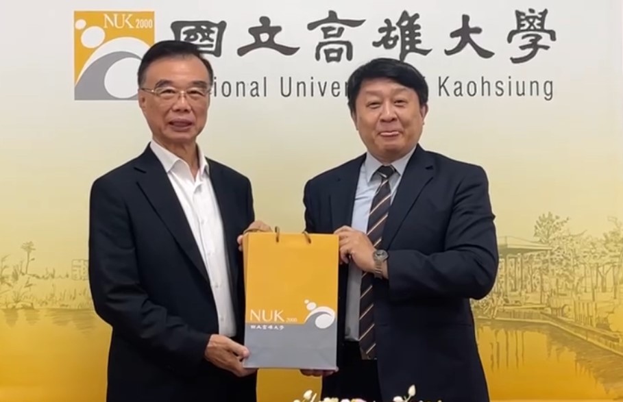 陳啓仁(右)致贈紀念品予莊啟旺(左)。 圖：冼文舉/提供