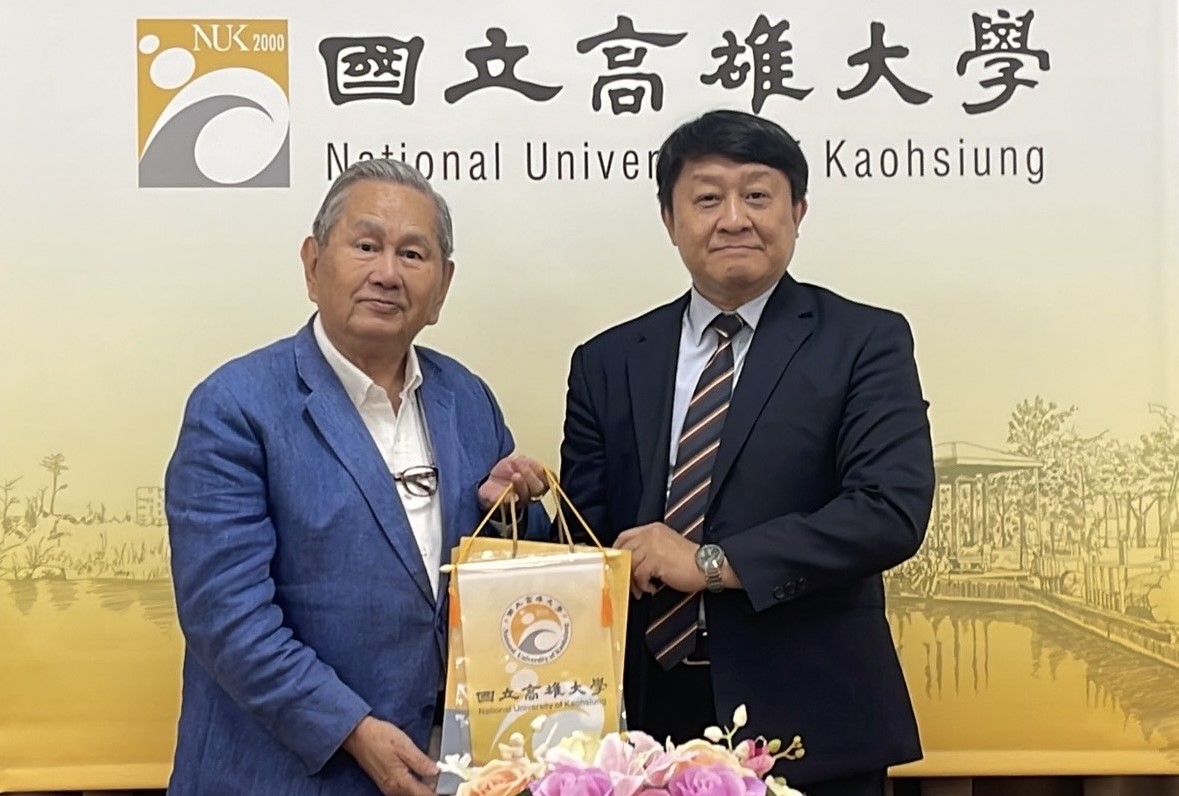 陳啓仁(右)致贈紀念品予冼文舉(左)。 圖：冼文舉/提供