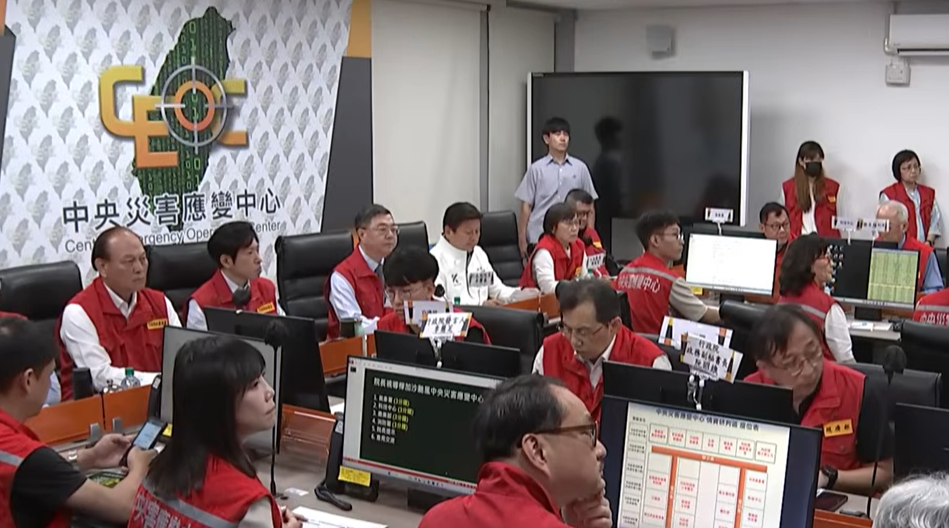樺加沙颱風餘威仍在，中央災害應變中心表示，直全台6人受傷、8584戶停電，現剩1694戶未修，147戶停話。 圖：翻攝自直播畫面