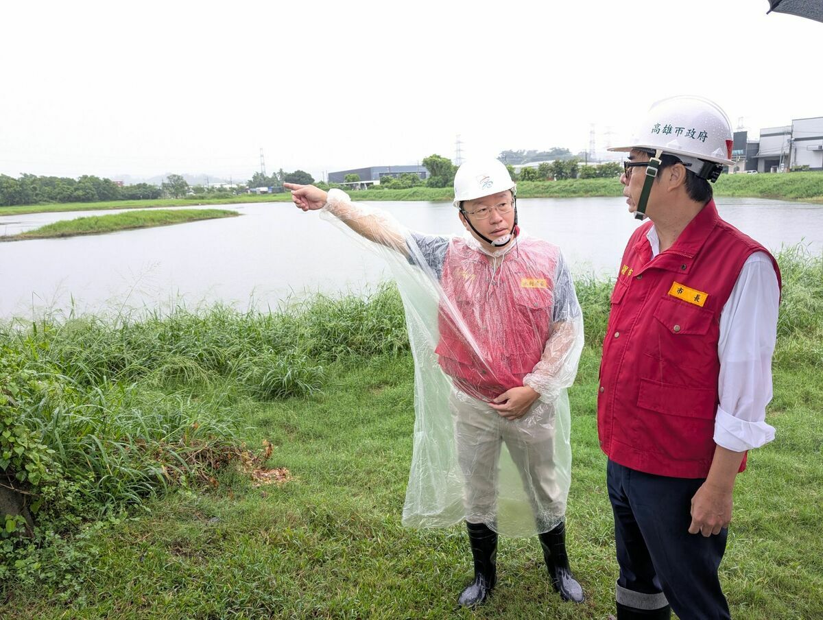 陳其邁(右)視察觀音湖滯洪池。 圖：高雄市水利局/提供