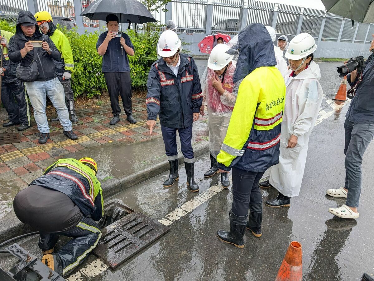 陳其邁(中)視察環湖路側溝清疏。 圖：高雄市水利局/提供