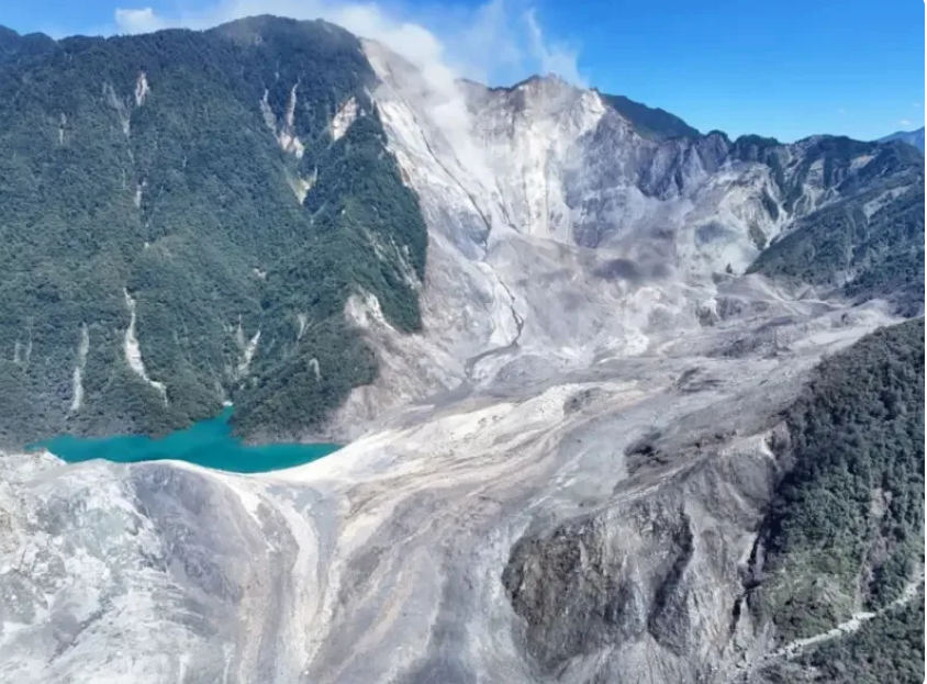 花蓮馬太鞍溪上游堰塞湖恐在颱風警報期間潰堤，衝擊下游鄉鎮。 圖：林業保育署花蓮分署提供