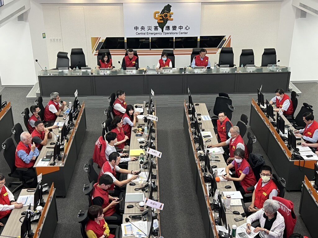 颱風樺加沙中央災害應變中心23日上午舉行第7次工作會報暨情資研判會議，指揮官、內政部長劉世芳裁示，馬太鞍溪橋水位已接近壩頂，請相關單位提高警覺，並檢測抽水站運作情形，各河道施工工程要注意安全和撤離，並持續廣播提醒民眾避難。（中央災害應變中心提供）中央社記者黃麗芸傳真 114年9月23日
