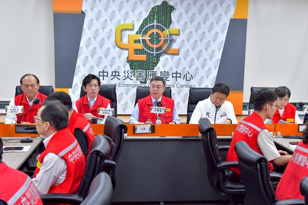 行政院長卓榮泰上午前往中央災害應變中心關切，和他一起現身的則是國民黨團總召、花蓮縣立委傅崑萁。 圖：行政院提供