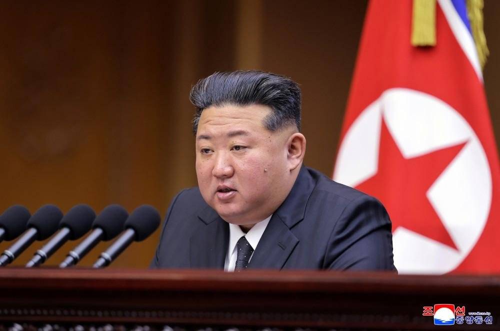北韓勞動黨總書記、國務委員長金正恩表示，北韓將在國家法律中明確規定，北韓和南韓是兩個不同的國家，絕對不會合併成一個國家。 圖：翻攝自Ｘ／李老師不是你老師