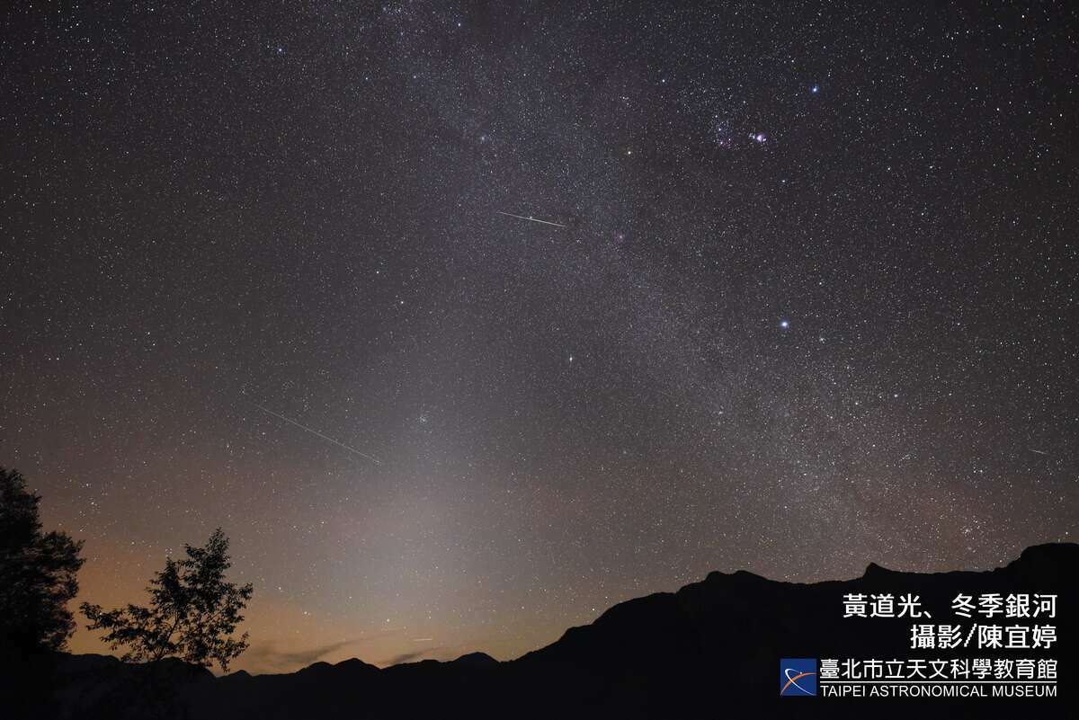 「黃道光」是由太陽系的塵埃散射陽光所形成，沿著黃道形成一道三角錐狀的淡白色光帶。 圖：台北天文科文科學教育館／提供