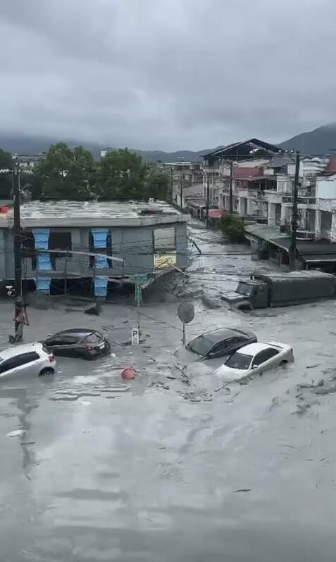 花蓮馬太鞍溪堰塞湖今(23)日下午2時50分發生壩頂溢流。黑色洪水夾雜大量土砂瞬間湧下，約下午3時湧入萬榮鄉、鳳林鎮及光復鄉等地。 圖：翻攝自「更生日報」臉書粉絲專頁