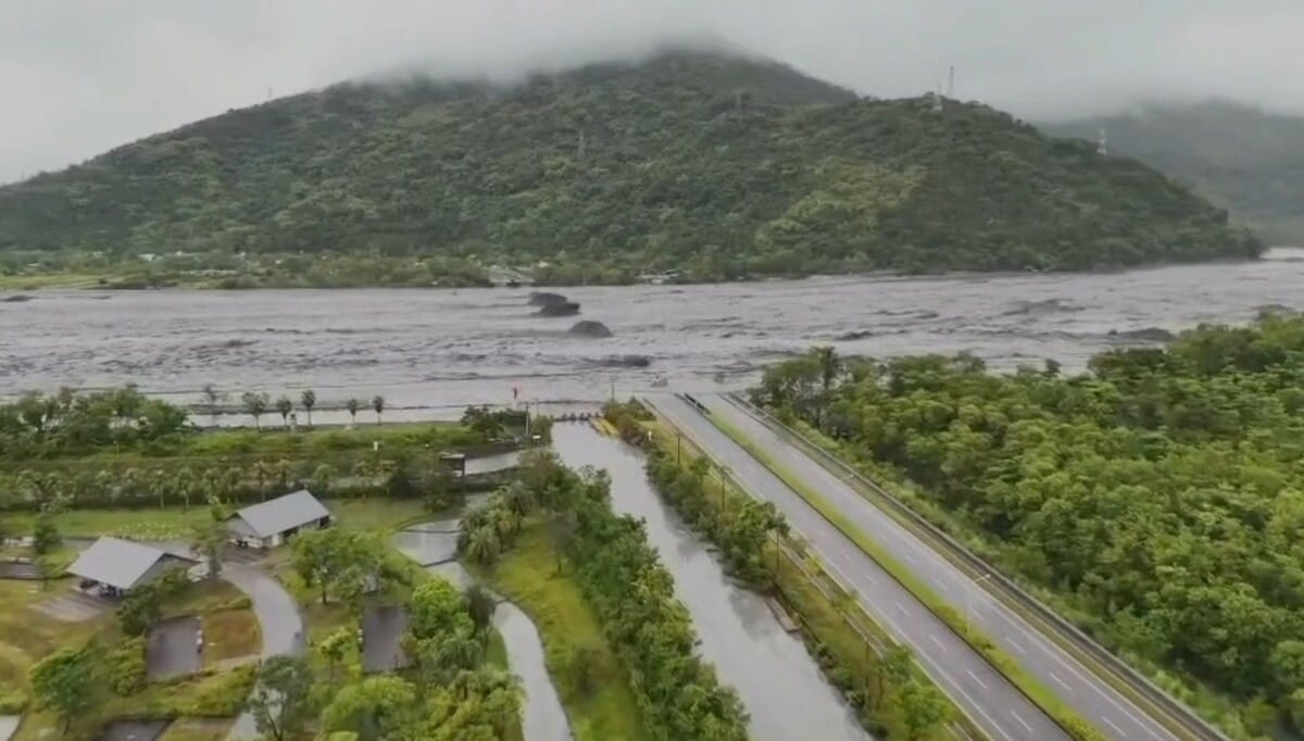 花蓮馬太鞍溪堰塞湖發生壩頂溢流，洪水抵達馬太鞍溪橋後，橋面被沖走只留下橋墩。 圖：翻攝自影片／民眾提供