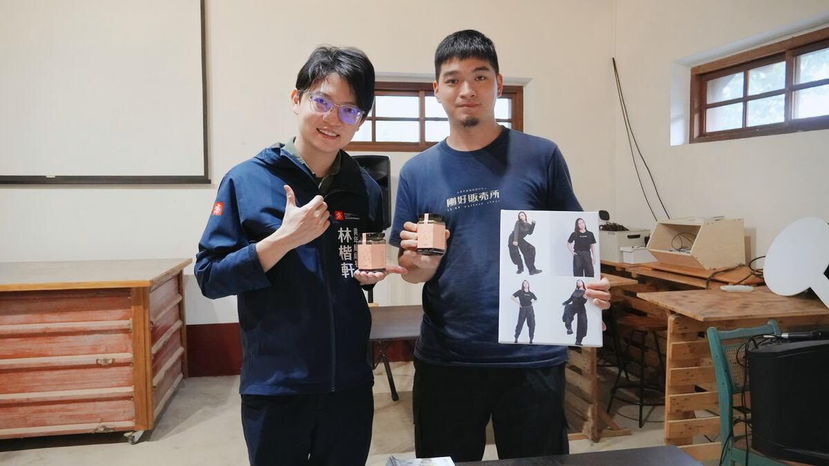 高雄岡山「剛好販売所」店主羅健福(右)與林楷軒(左)合影。 圖：高雄市青年局/提供
