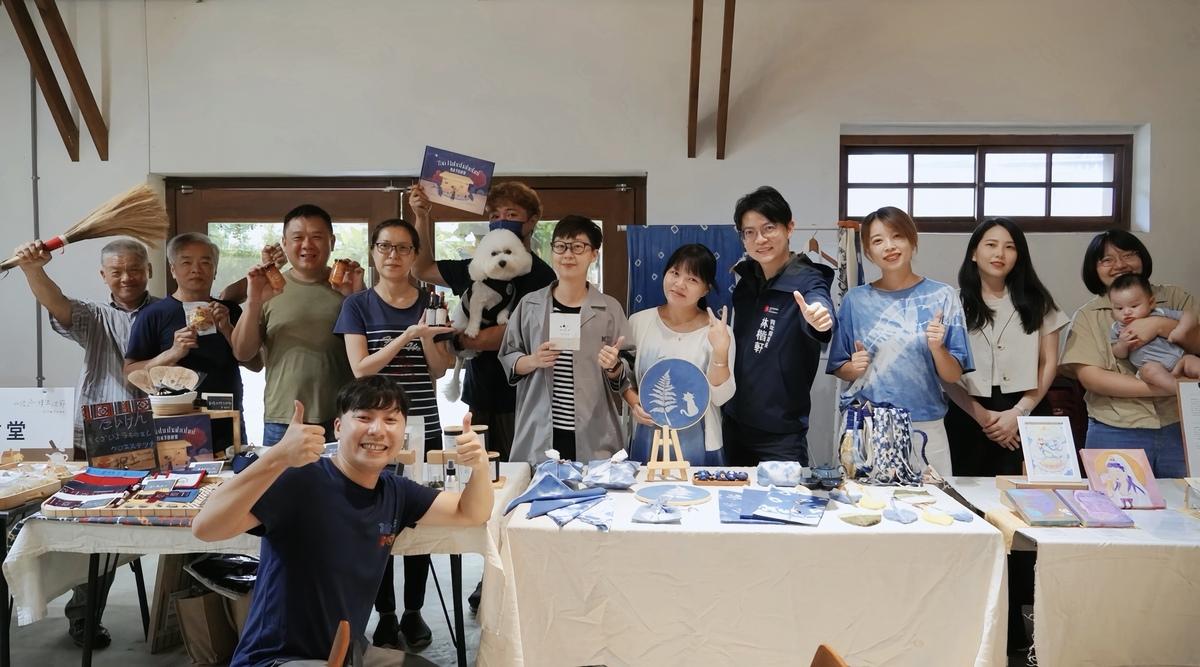 林楷軒(後排右四)出席「台浮緣日」行前說明會，與此行參展的青年品牌合影，並鼓勵團隊把握契機拓展海外市場。 圖：高雄市青年局/提供