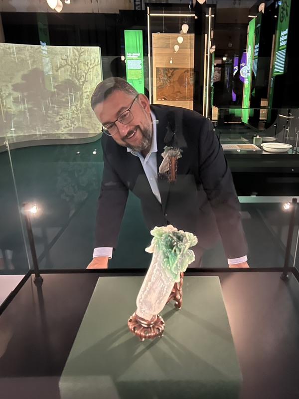 捷克國家博物館總館長盧卡其（Michal Lukeš）欣賞故宮人氣國寶〈翠玉白菜〉 圖：翻攝npm.gov.tw