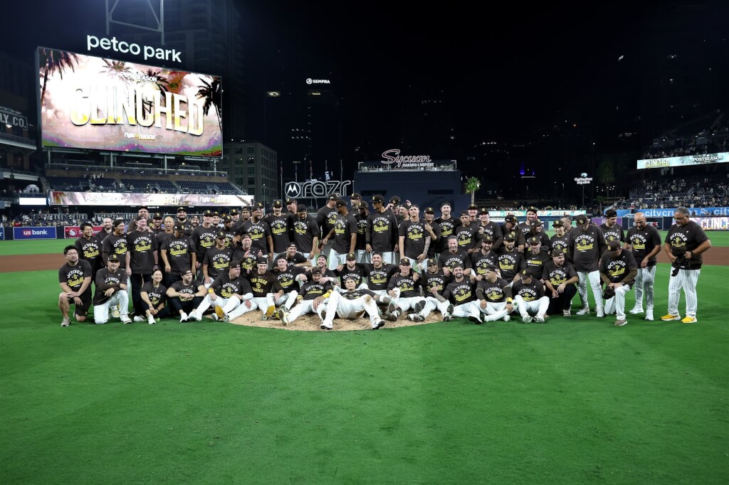 聖地牙哥教士22日以5比4險勝密爾瓦基釀酒人，闖進季後賽。（圖取自x.com/mlb）