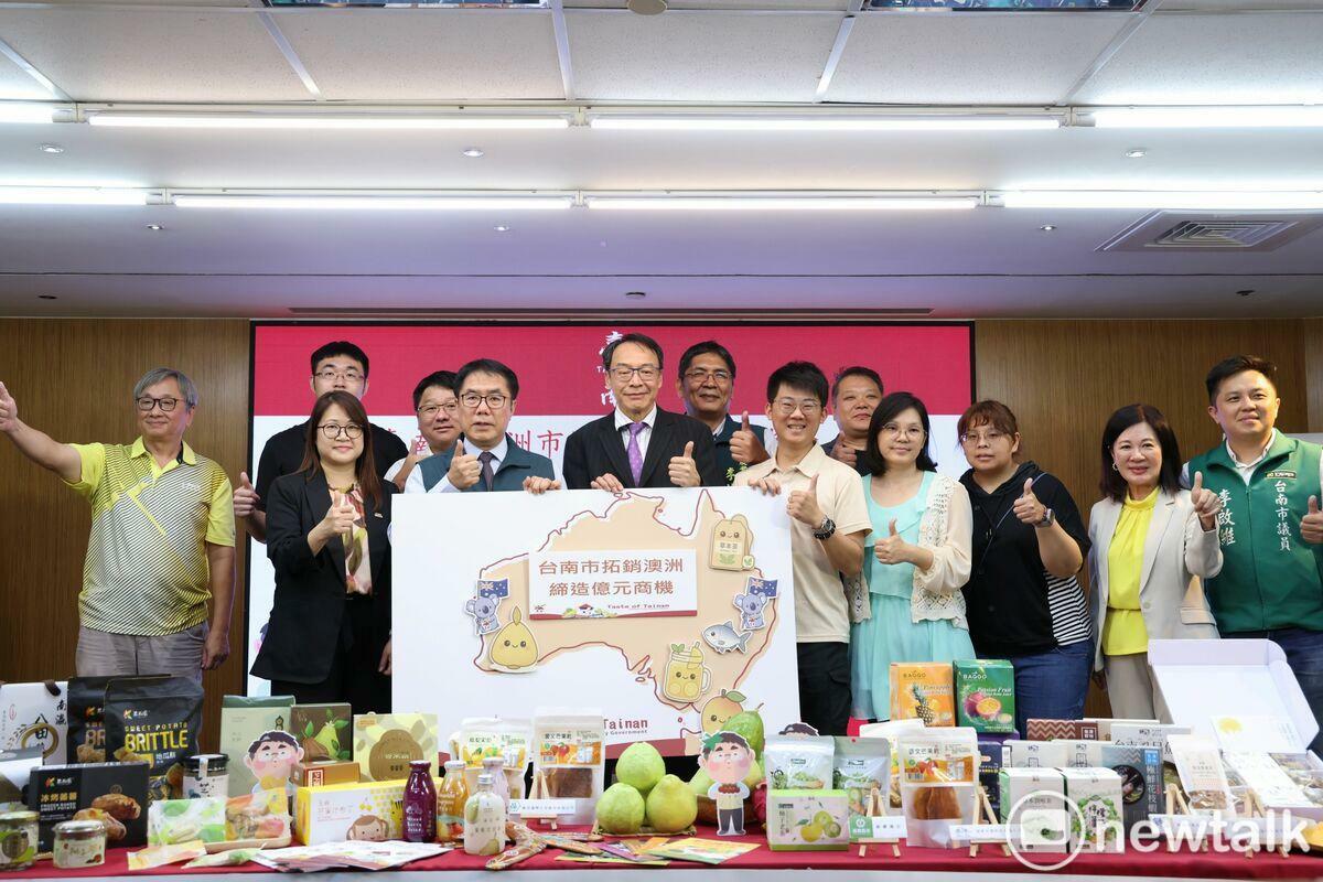台南市長黃偉哲出席「澳洲食品展暨拓銷成果發布記者會」，他表示這次台南首次組團前往澳洲參展，不僅在布里斯本、黃金海岸及雪梨展現台南農特產的魅力，更成功打開市場通路，創造破億元訂單佳績。 圖：台南市政府提供