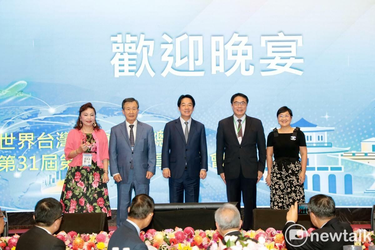 晚宴貴賓雲集，左起國策顧問謝美香、世界台灣商會聯合總會總會長吳光宜、賴清德總統、台南市長黃偉哲、僑委會委員長徐佳青。 圖：台南市政府提供