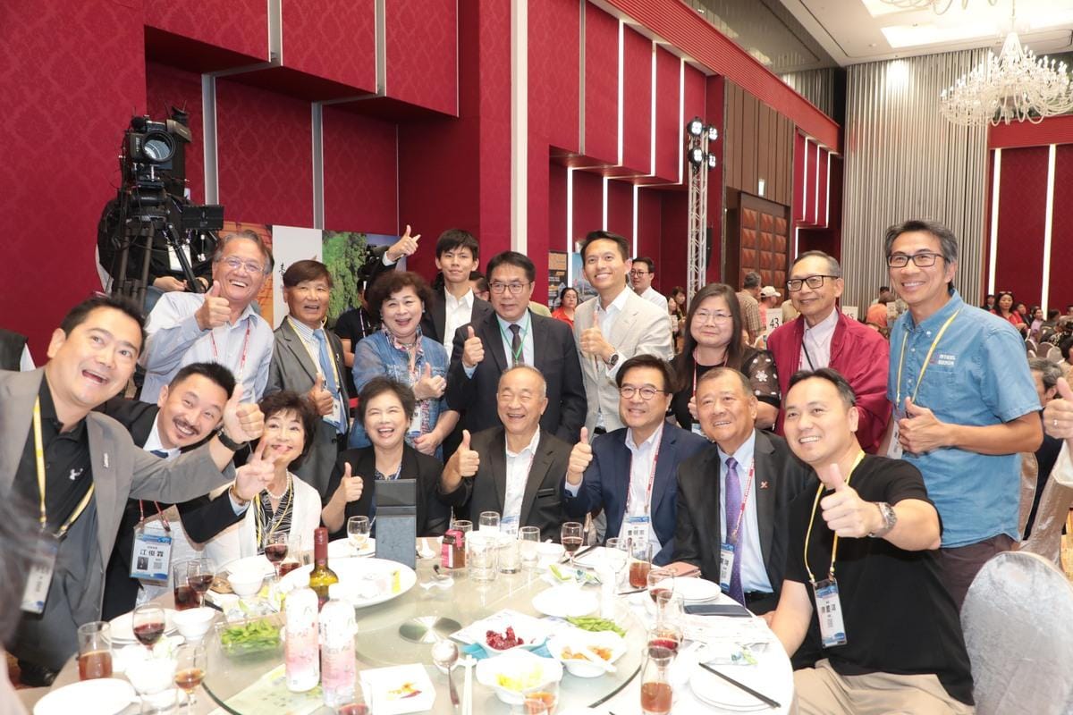 各國台商代表熱情與黃偉哲市長合照，感謝市府舉行盛大晚宴款待。 圖：台南市政府提供