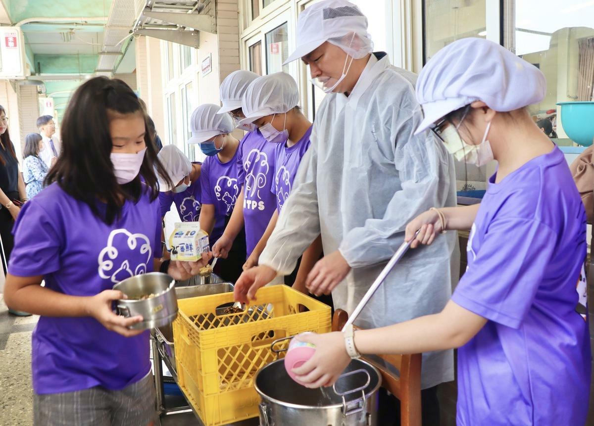陳其邁指示教育局籌措經費，確保學校午餐使用國產食材政策不中斷。 圖：高雄市教育局/提供