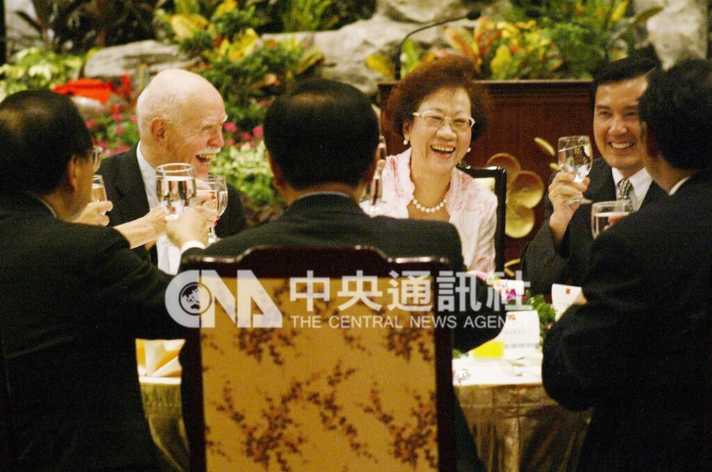 2003年時任副總統呂秀蓮（中）在總統府設宴款待哈佛大學教授、恩師孔傑榮（左），同為校友的時任台北市長馬英九（右）也應邀出席。 圖：中央社提供