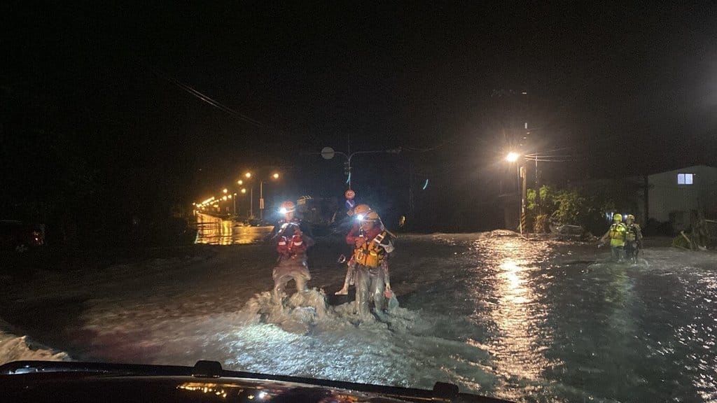 花蓮馬太鞍溪堰塞湖溢流，洪水沖斷橋梁，光復鄉部分地區淹水災情嚴重，台東縣消防局支援搶救，截至24日零時，揹著災民徒步跨越泥水撤離至收容所。（台東縣消防局提供）中央社記者李先鳳傳真　114年9月24日