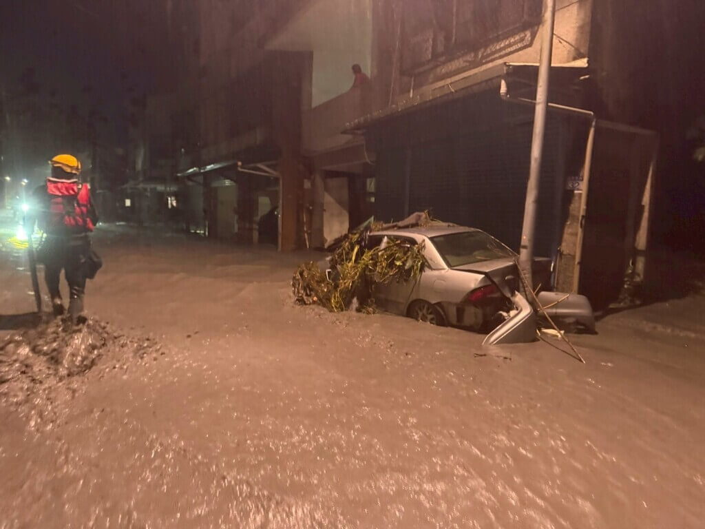花蓮馬太鞍溪堰塞湖溢流，洪水沖斷橋梁，光復鄉部分地區淹水災情嚴重，台東縣消防局支援搶救，大水消退後泥濘難行，人員徒步漏夜搜救。（台東縣消防局提供）中央社記者李先鳳傳真　114年9月24日