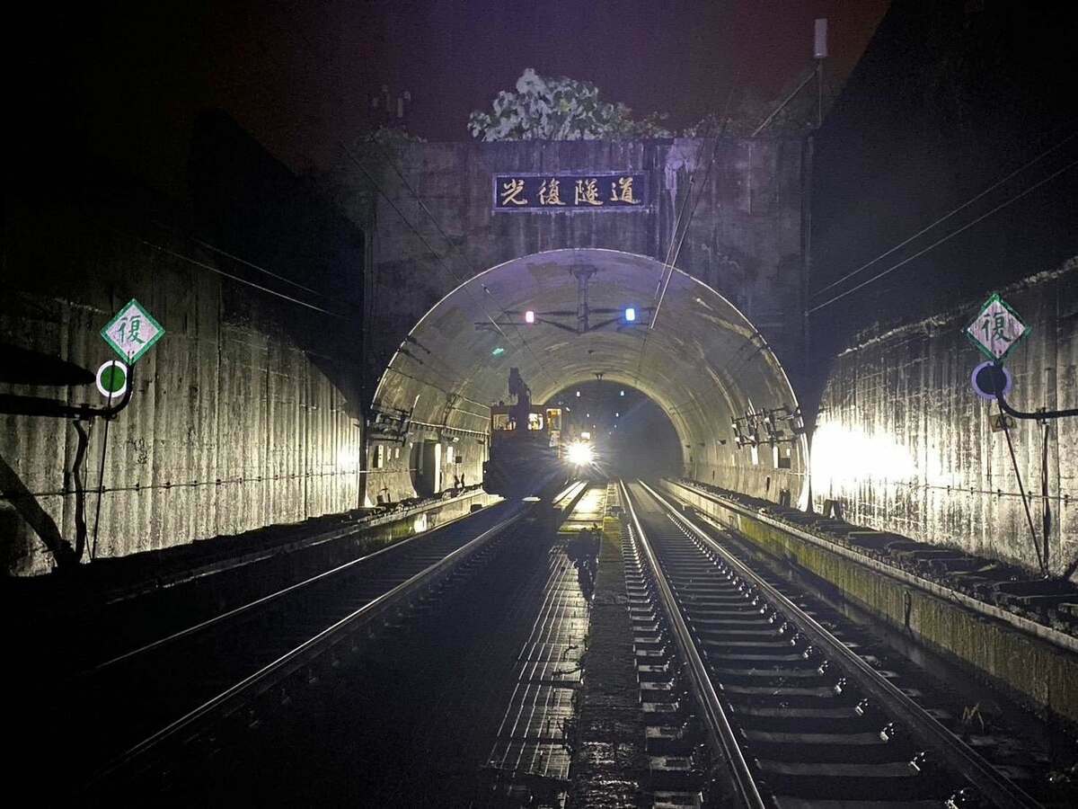 馬太鞍堰塞湖沖毀了馬太鞍溪橋，台鐵光復河底隧道災損小，躲過一劫。 圖：沈慧虹臉書