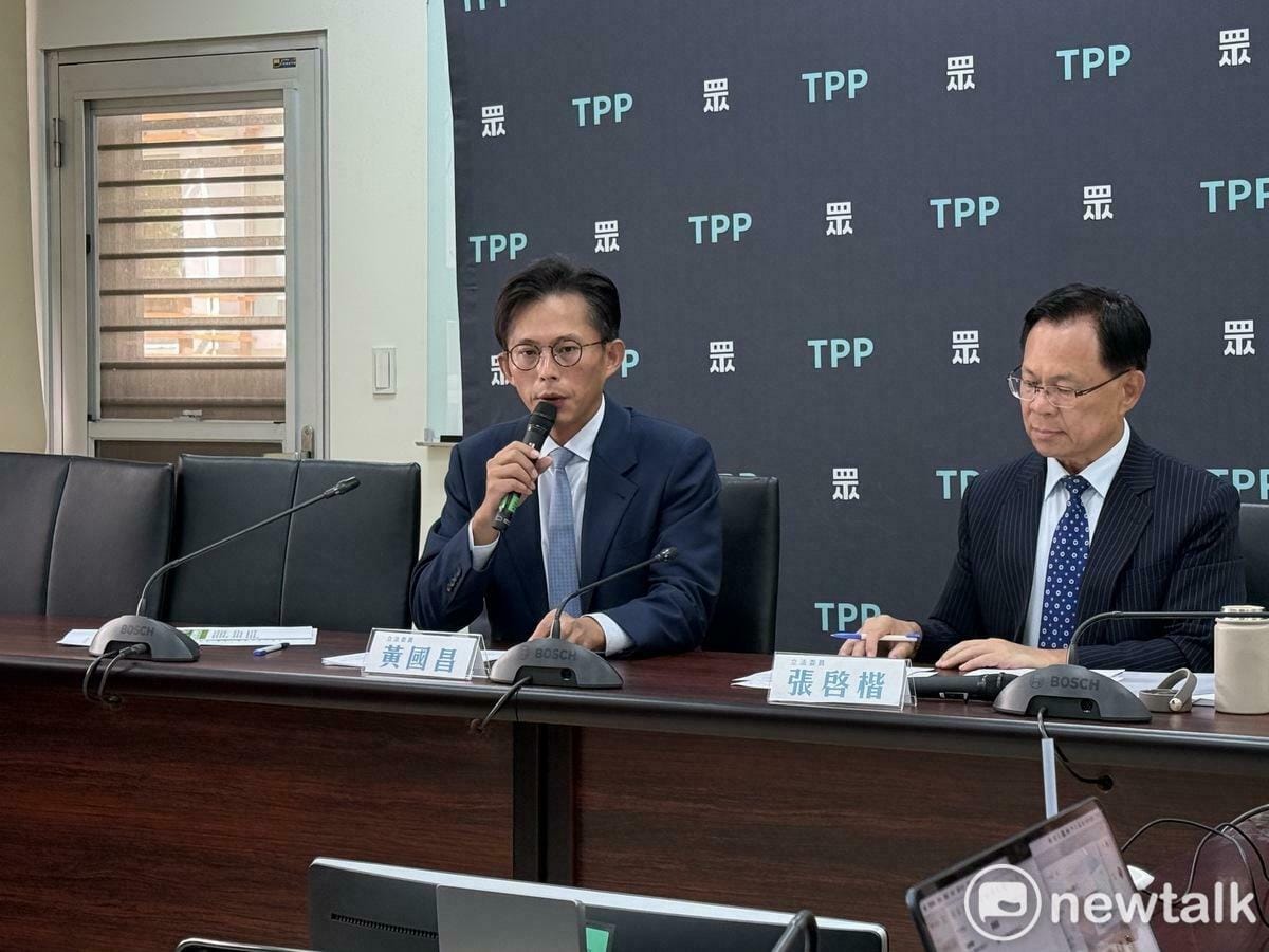 民眾黨團總召黃國昌（左）、副總召張啓楷（右）。 圖：周煊惠 / 攝