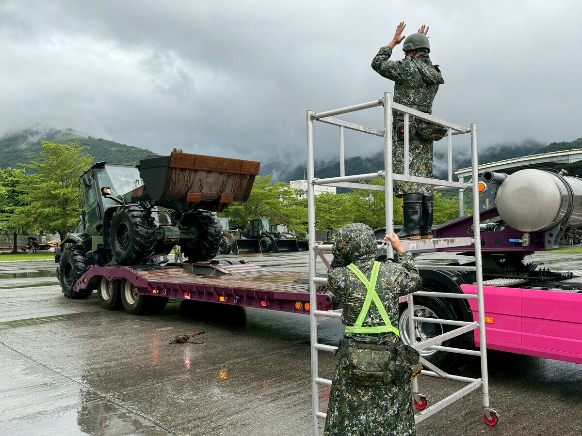 第2作戰區台東地區指揮實施鏟裝車上板作業。 圖：陸軍第2作戰區/提供