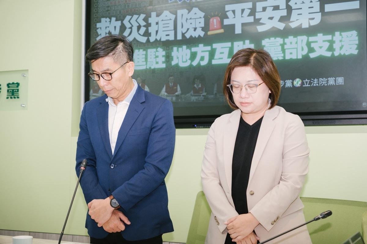 民進黨團今日召開記者會，一開始為了樺加沙颱風導致人民的傷亡進行默哀祈福。 圖：金大鈞／攝