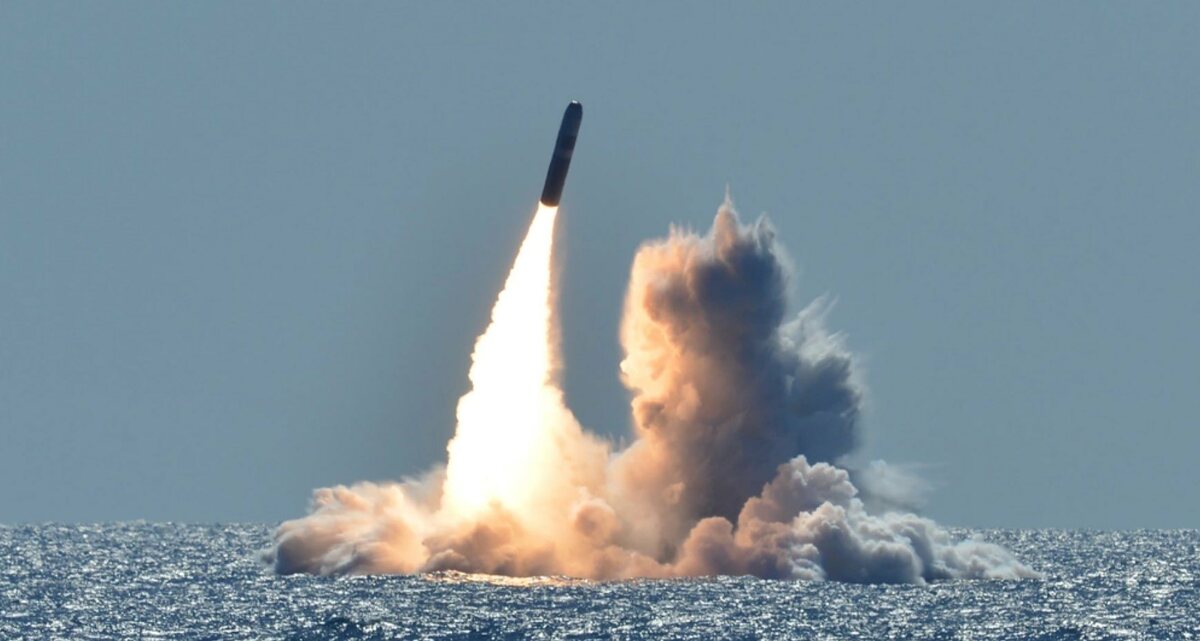 美國海軍成功試射四枚「三叉戟II D5型」潛射彈道飛彈（SLBM）。 圖：翻攝自 X