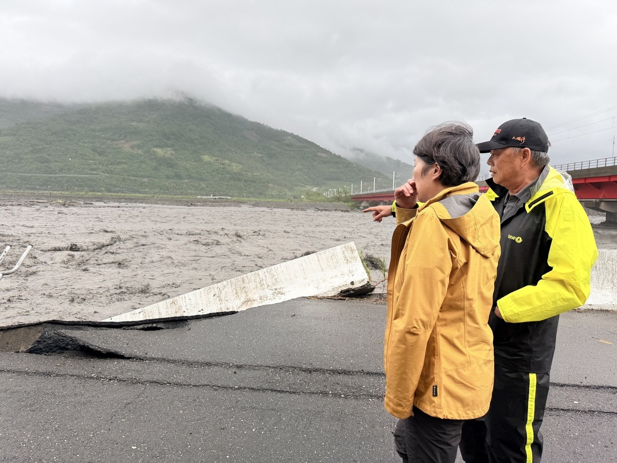 太麻里溪水暴漲、下游右岸堤防道路轉彎處掏空下陷。 圖：取自饒慶鈴臉書