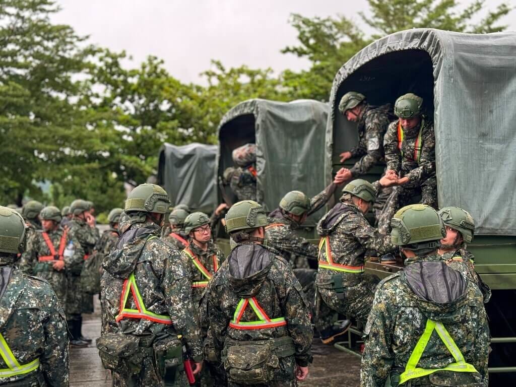 颱風樺加沙花蓮釀災，陸軍第2作戰區24日派遣448員官兵及各式機具進駐災區，待命協助地方政府執行災後復原任務。（陸軍第2作戰區提供）中央社記者黃郁菁傳真 114年9月24日