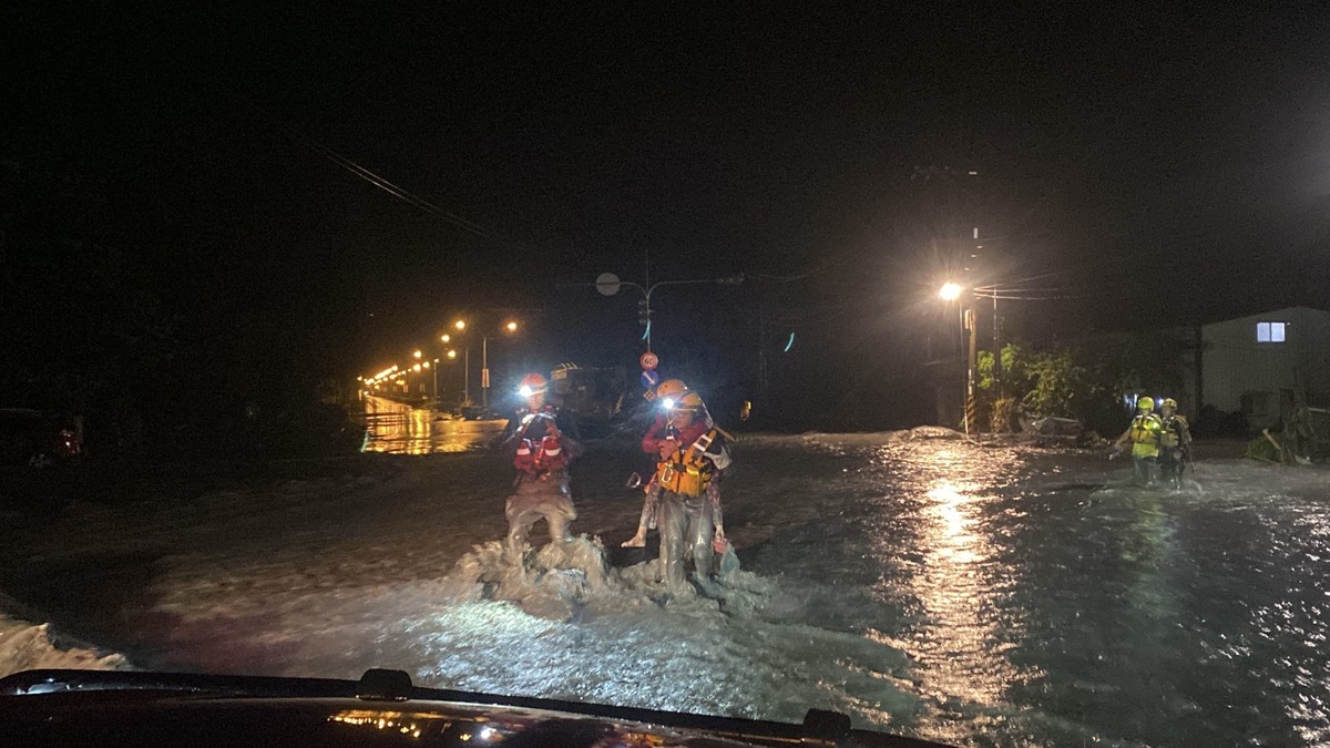 受颱風「樺加沙」外圍環流帶來的暴雨影響，花蓮馬太鞍溪堰塞湖昨日下午壩頂溢流，造成慘重災情。 圖：取自饒慶鈴臉書