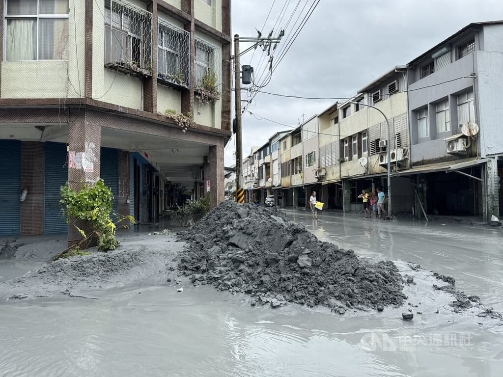 花蓮縣馬太鞍溪堰塞湖23日溢流，大水沖進鄰近鄉鎮，24日積水漸消，光復鄉敦厚路仍堆積大量土石與泥沙。中央社記者張祈攝　114年9月24日