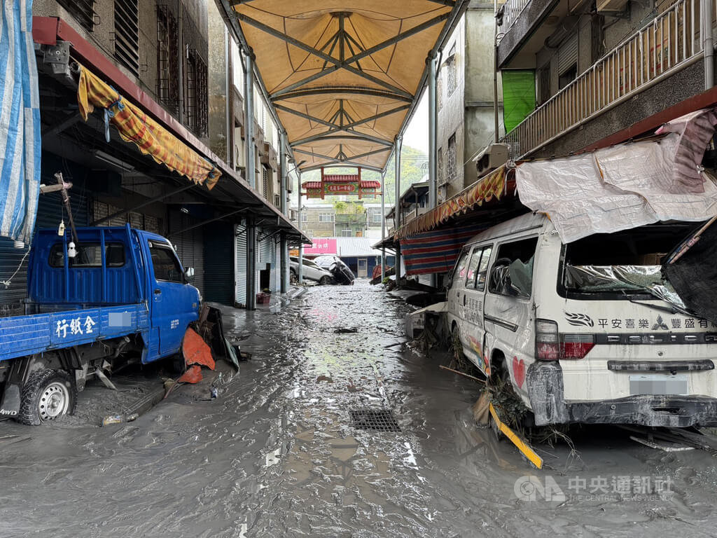 花蓮縣馬太鞍溪堰塞湖23日溢流，光復第一市場內淤泥堆積嚴重，四處也可看到車輛堆疊，滿地泥濘。中央社記者張祈攝　114年9月24日